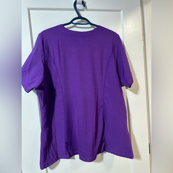 Vibrant purple like new Wonder Wink scrub top for healthcare workers nurses etc - Picture 6 of 9